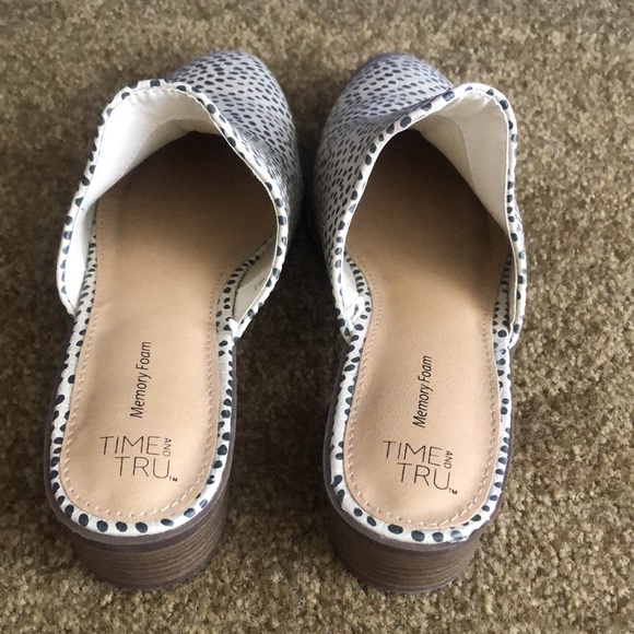 Cute slip on flats with great design - Picture 2 of 4